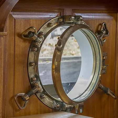 Botel Barge Tango *
